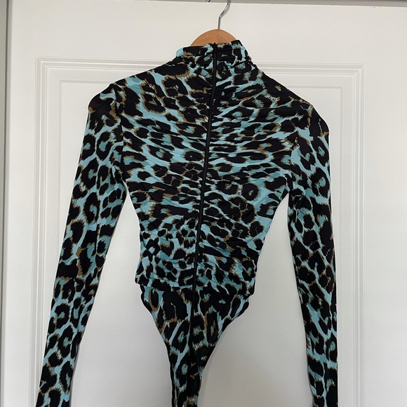 Alex Perry Long Sleeve Ruched Bodysuit in Stretch Jersey - Picture 7 of 8